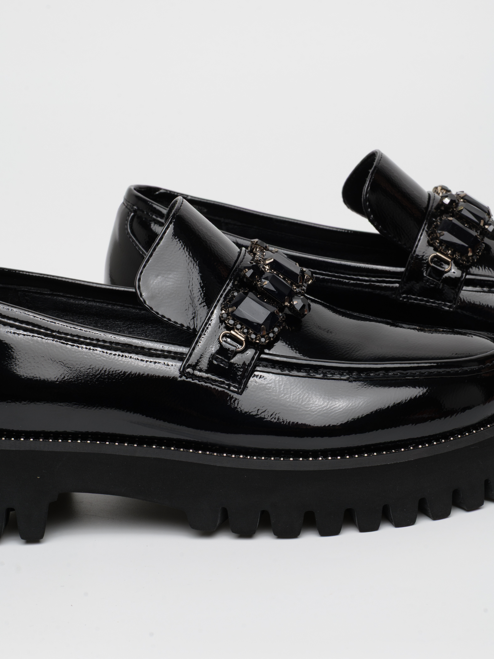 ୨୧ はるページ Mocassino Platform in Vernice Nera con Pietre Ornamentali